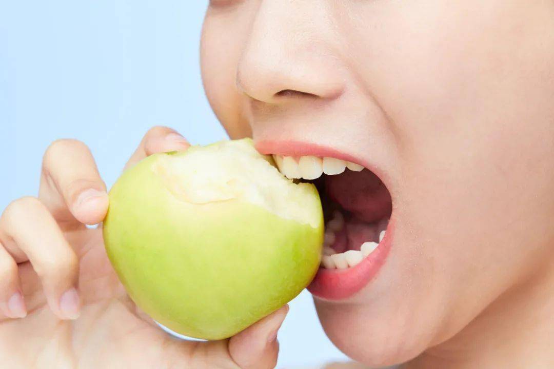 4 习惯用一侧咀嚼 很多人可能吃饭时只喜欢用一侧牙齿咬食物,就会