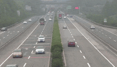 四川高速交警三支队四大队副大队长陈柯也提醒过往驾驶员,在高速公路