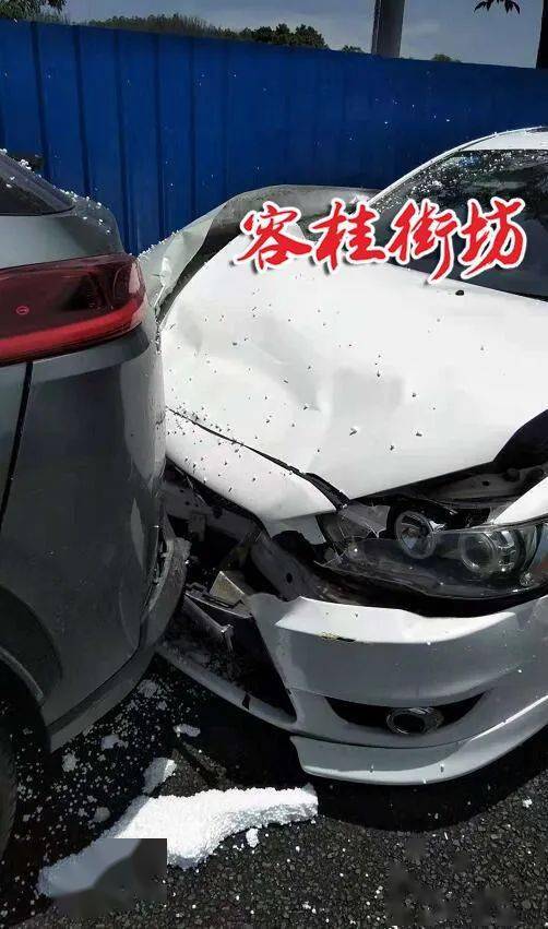 近日,在顺德容桂小黄圃碧桂路转东逸湾方向 发生惊险交通事故 小车