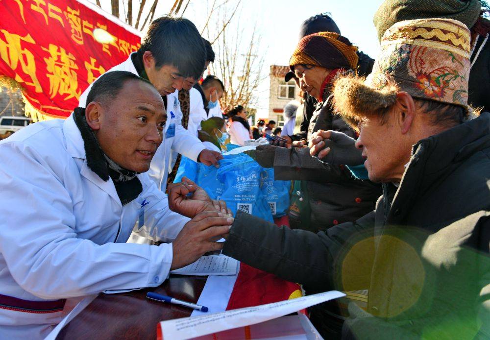 西藏自治区藏医院的医生在为群众义诊(2019年1月17日摄)新华社记者 张