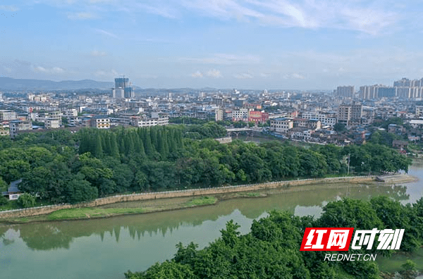 黄河清 蒋克青)2021年6月12日,潇水河穿过湖南省永州市道县县城,呈现