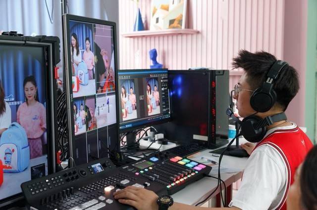 胡可直播间的幕后故事:带你揭秘一场电影感直播_画面