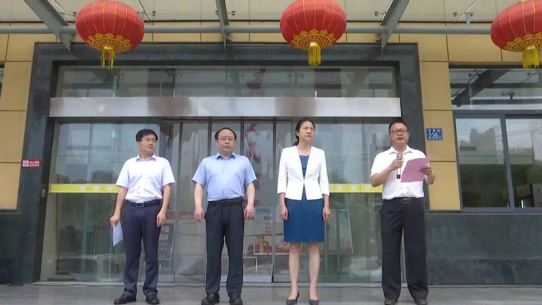 6月16日上午  区委副书记康伟九,副区长万红出席揭牌仪式,区委编办