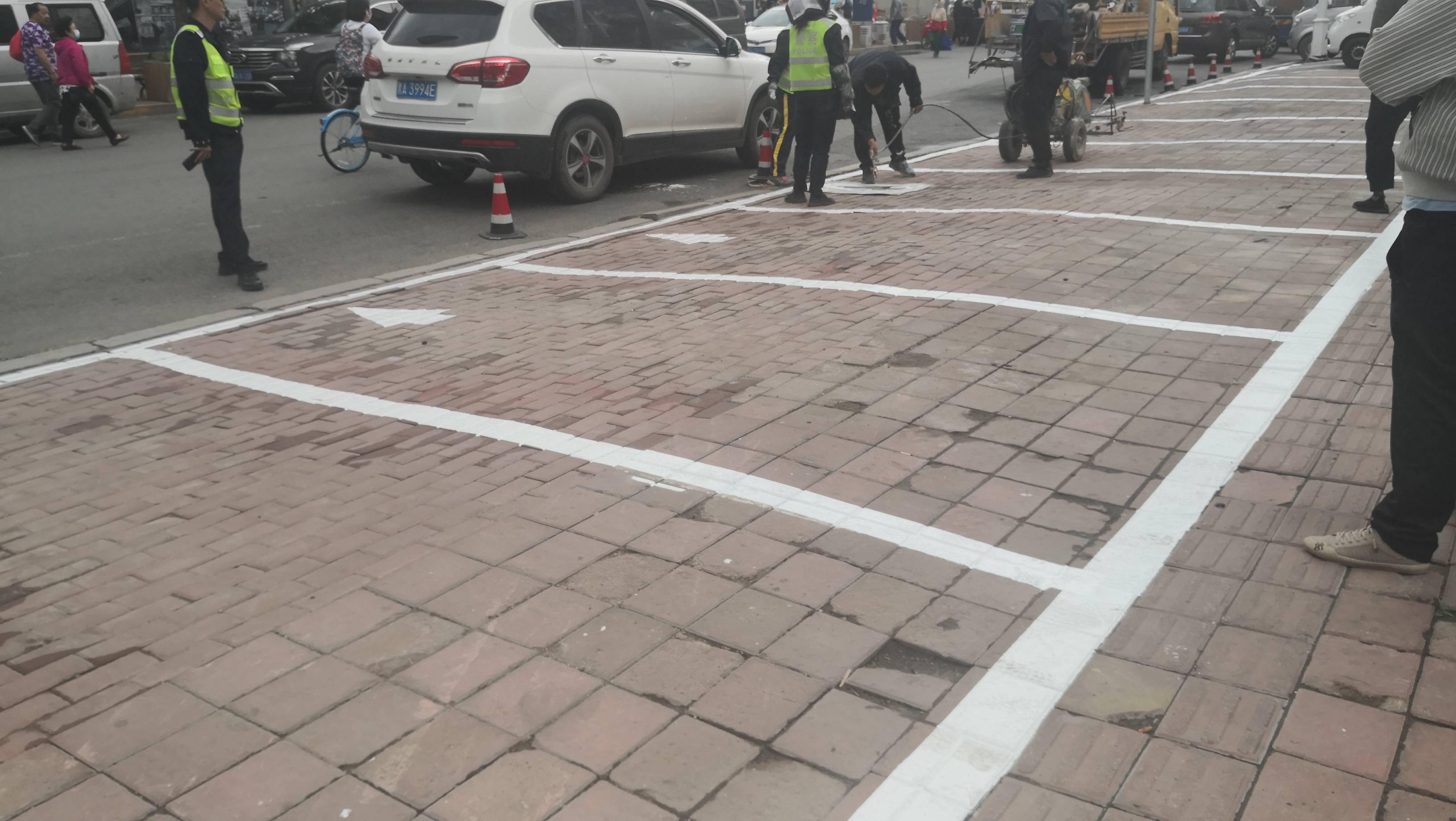 人行道上施画停车位缓解当地停车难居民商家拍手叫好