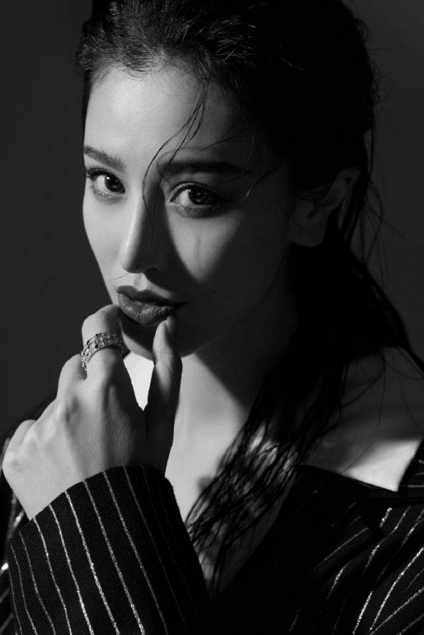 葛天超美黑白大片曝光,英姿飒爽冷艳动人