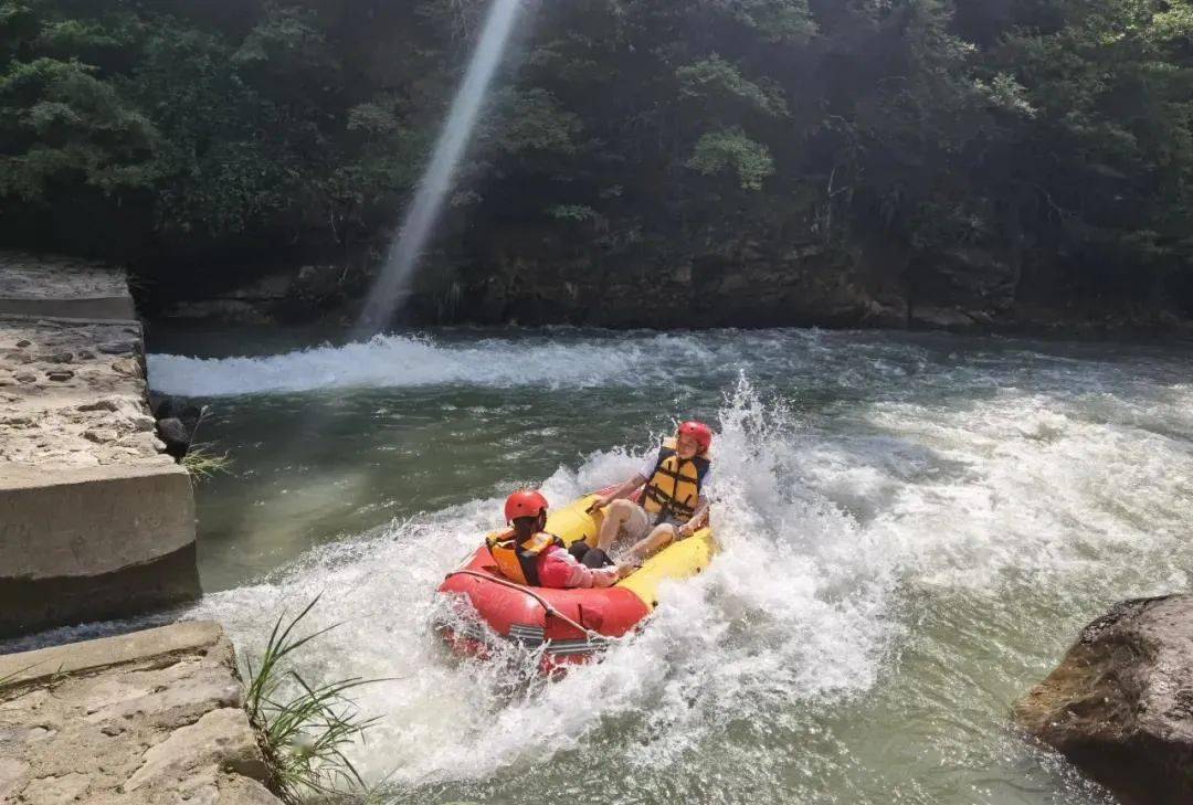 人气火爆圣井山漂流迎来客流小高峰赶紧安排