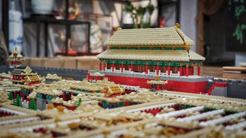 广州乐高玩家耗时一年70万乐高颗粒搭建仿真版故宫