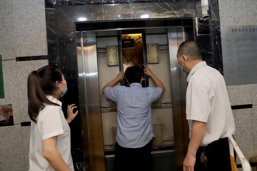 电梯应急演练 安全高于一切,生命重于泰山 为提高电梯突发事故应急