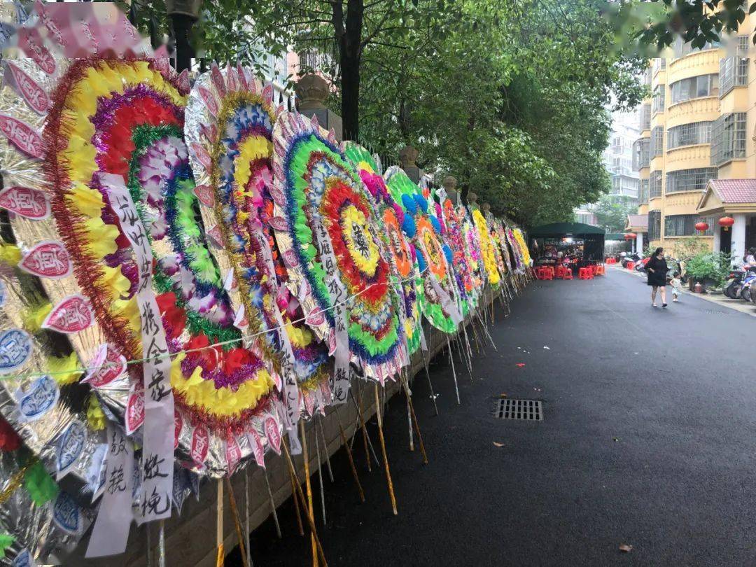 6月16日,张计发的灵堂外,花圈摆了一排.新京报记者 杜寒三 摄