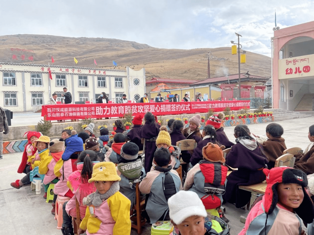 2019年,当了解到玉隆乡中心小学学生已有7年没有新的校服后,我积极