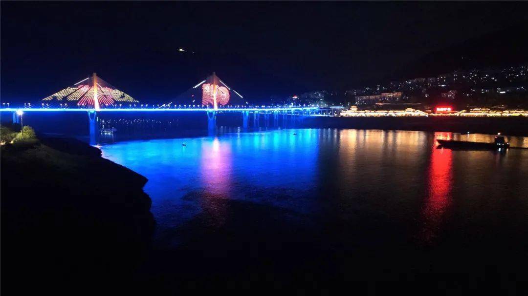 最新云阳长江大桥主题灯光秀你看了吗