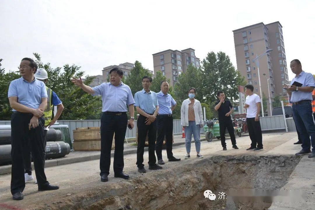 住建局分管领导翟明强,李富海,李新梅,城投公司总经理苗春生及局机关