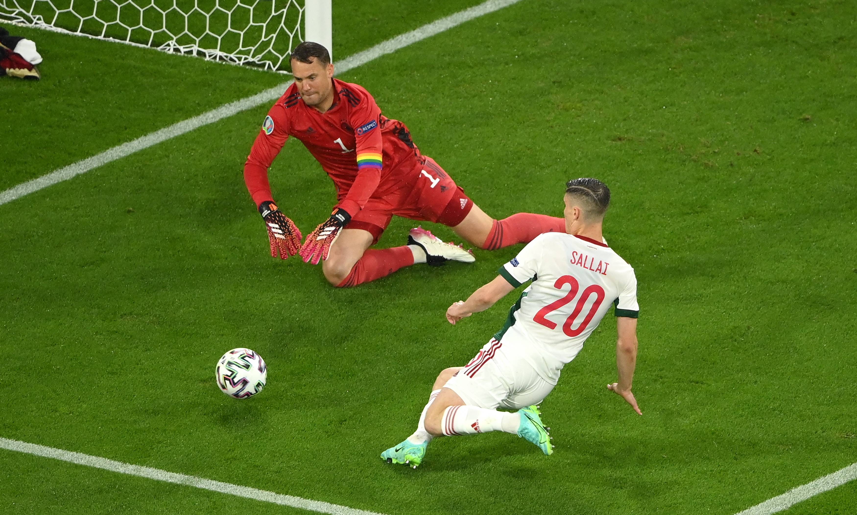 6月23日,德国队门将诺伊尔(左)扑救匈牙利队球员罗兰·绍洛伊的射门.