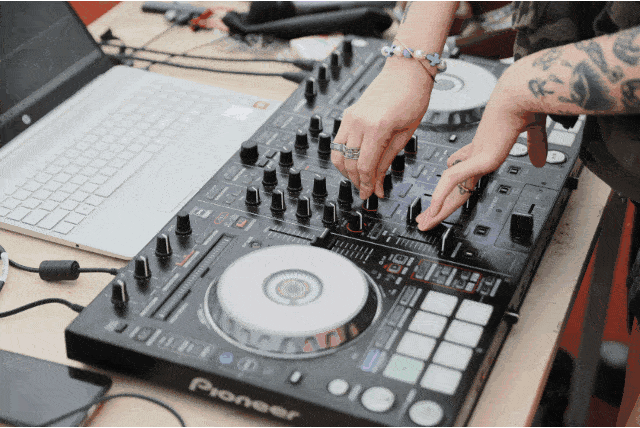 身体不自觉的就跟着音乐一起摇摆起来