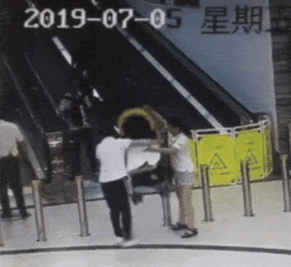2月大婴儿掉进地铁轨道,只因妈妈一个疏忽……_孩子