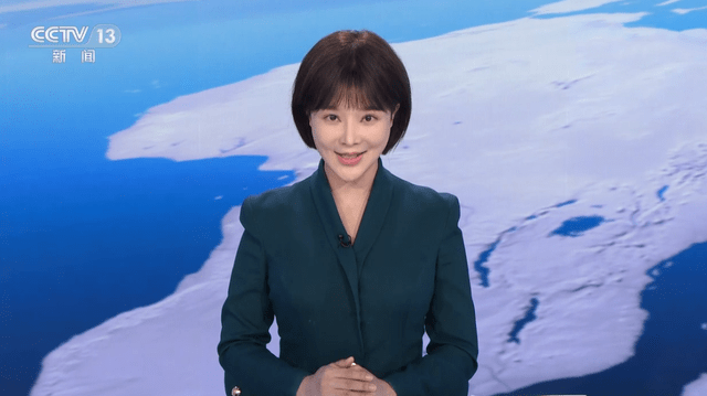 央视镜头中的胡蝶充满青春朝气,尽管不是专业歌手,但歌曲的演唱能力