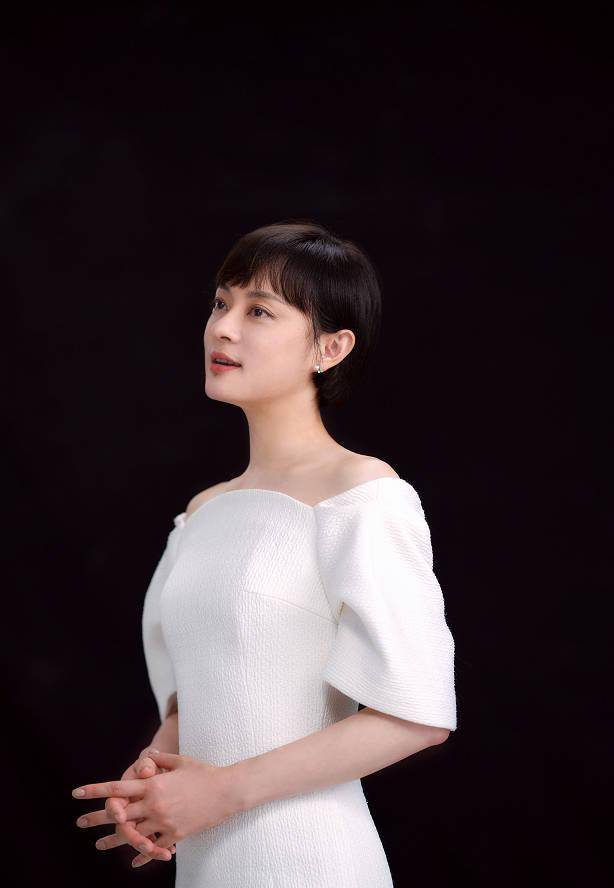 38岁孙俪又换发型,民国短发减龄又少女,穿露肩裙尽显东方美