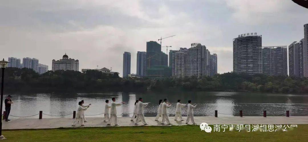 超燃快闪南宁市明月湖相思湖公园为庆祝中国共产党成立100周年献礼唱