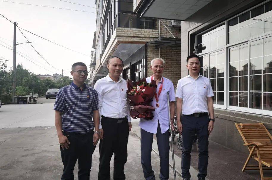 海宁市委副书记,政法委书记王建坤到许村慰问老党员和