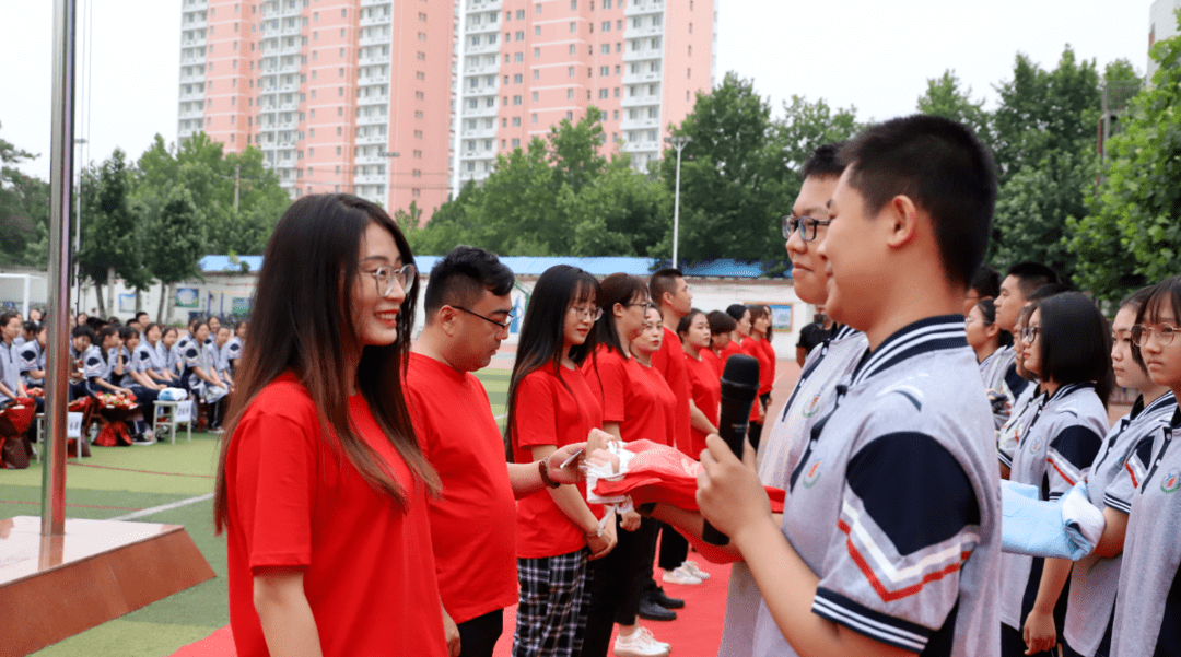 行而不辍未来可期又到一年毕业季请看保定这所中学的毕业典礼