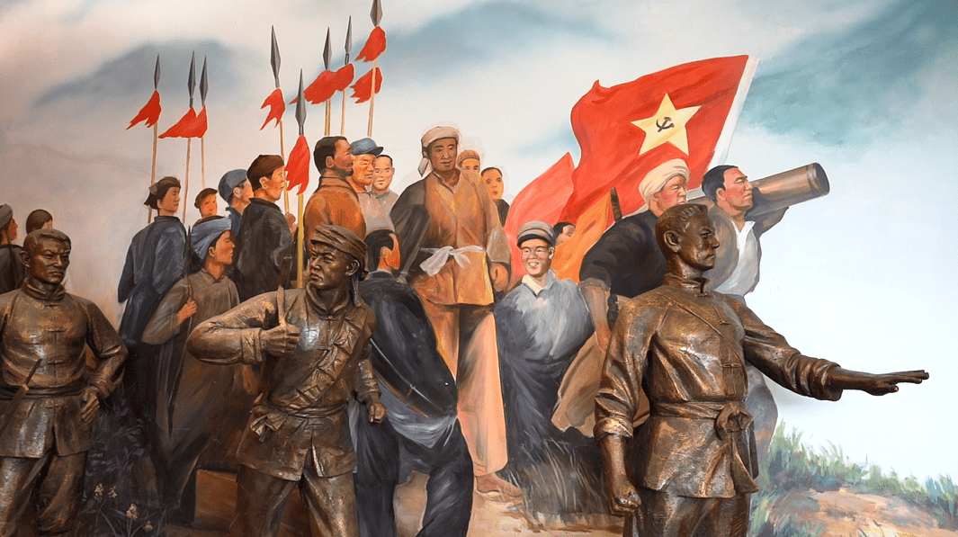 一幅以"安源工人参加秋收起义"为主题的艺术油画与雕塑交相辉映