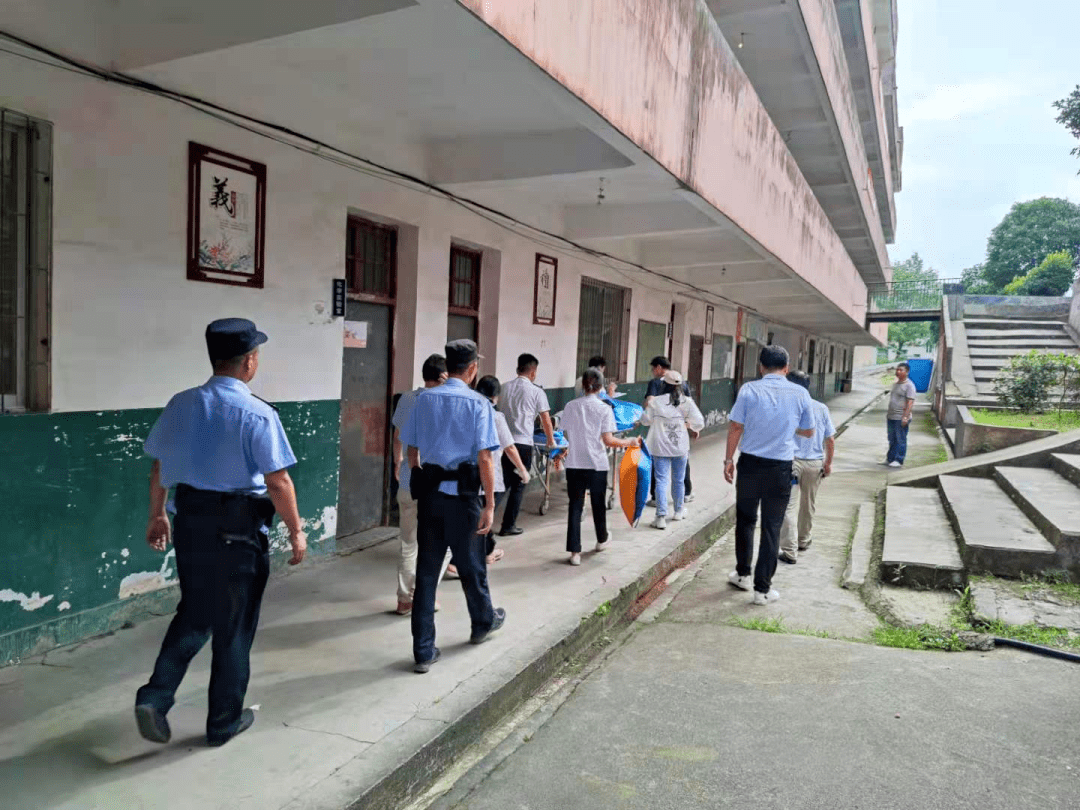 宜春某中学考试期间,有名女学生突然倒地.