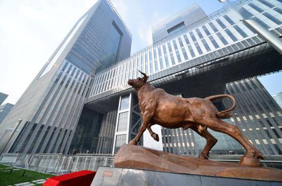 (上海证券交易所门前的气贯长虹牛雕塑 图片来源:上交所)股改之后的另