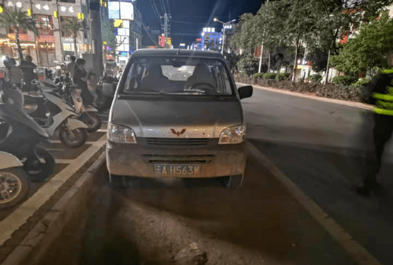 广南县城区道路交通秩序整治:违法停车曝光