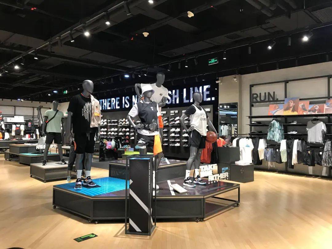 长楹龙湖天街nike 店庆嗨购