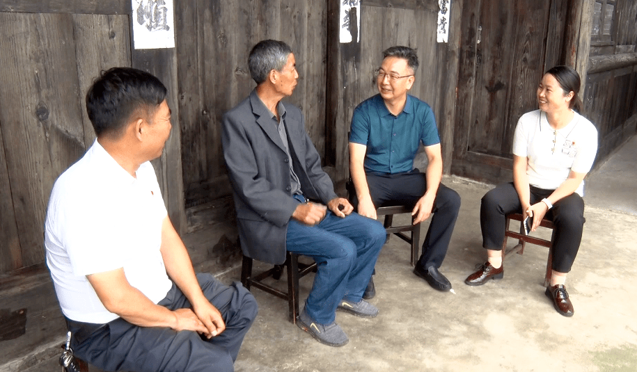 6月29日,县委副书记,县委组织部长杨雄刚看望慰问老同志和老党员,为