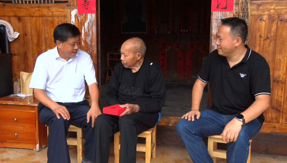 李必勇 刘文筑 杨雄刚等县领导走访慰问老党员 困难党员 老同志_开阳