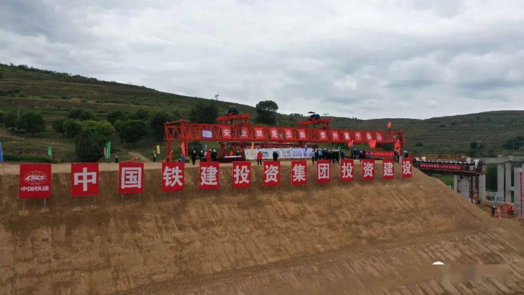 银昆高速公路彭阳过境段首片t梁成功架设