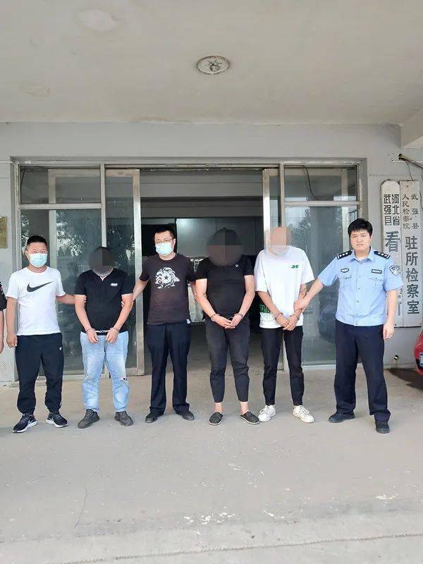 武强三名年轻男子小作坊"生产"名牌洋酒,全部被抓!