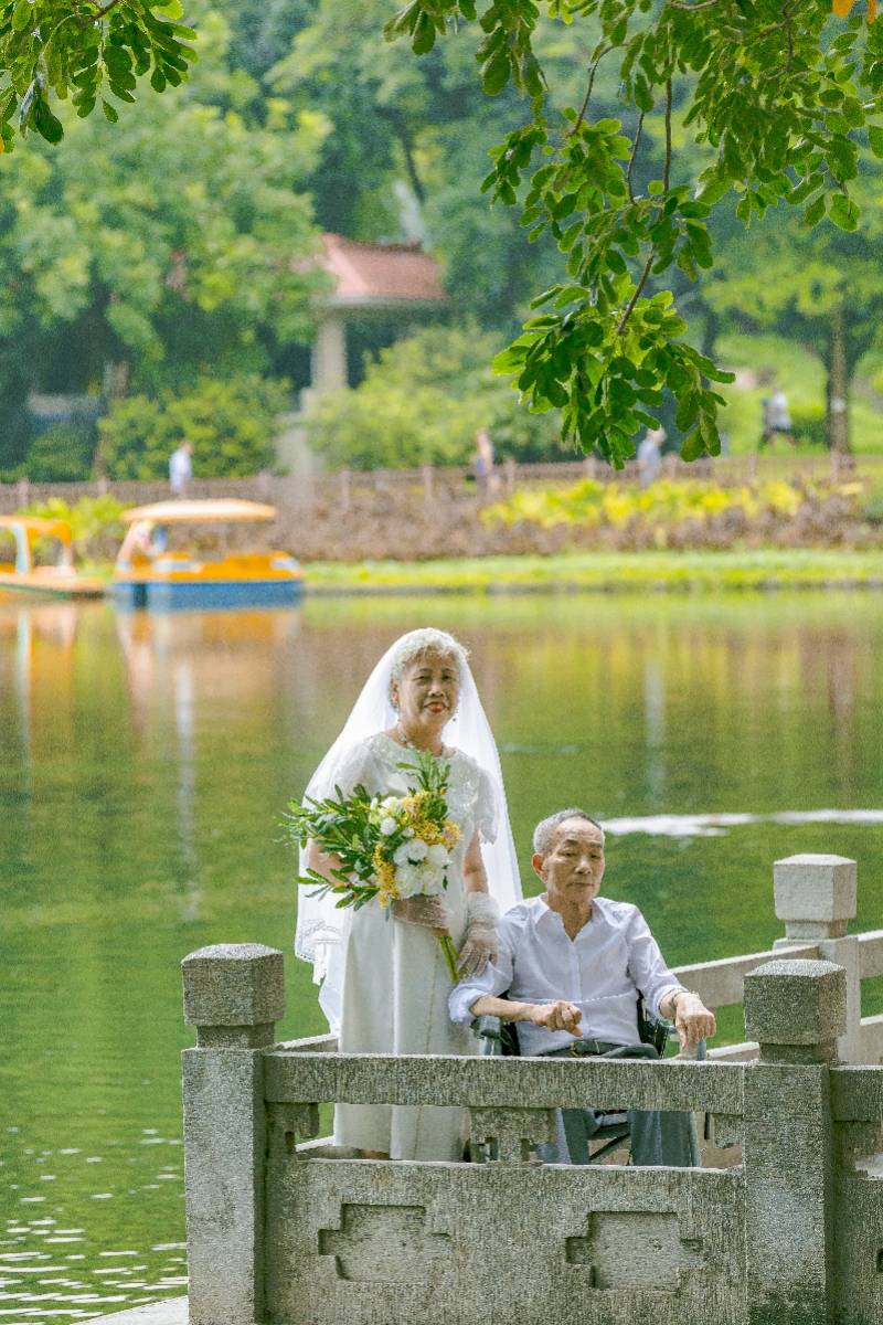 定格"最美夕阳红,海珠志愿者为社区长者圆"婚纱梦"