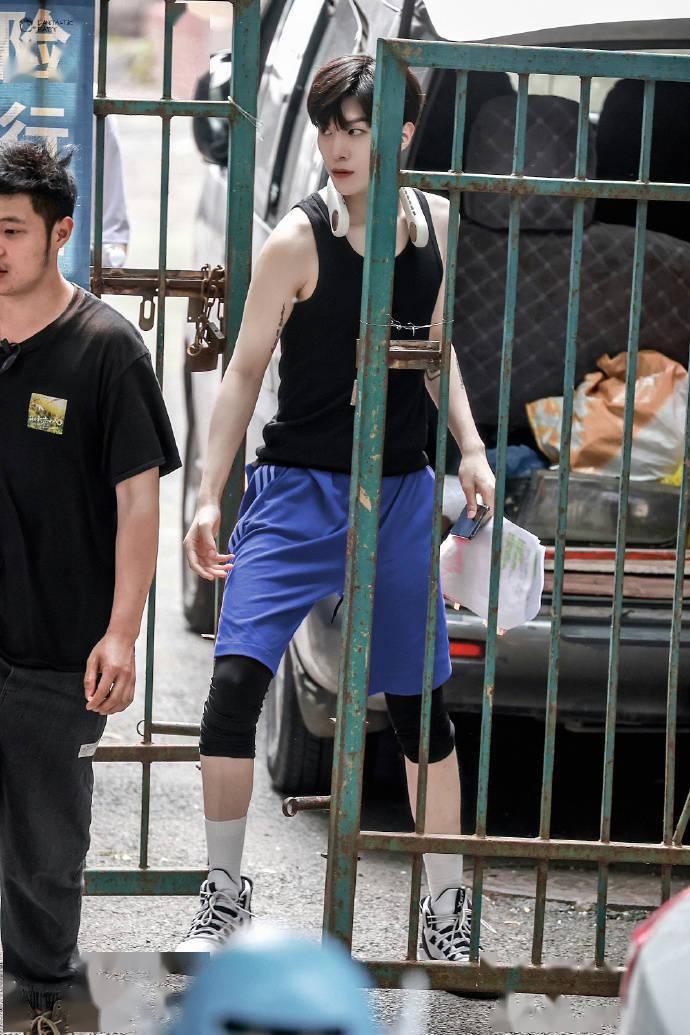 范丞丞穿黑背心身材嘶哈嘶哈今天也是感谢男菩萨造福人类的一天