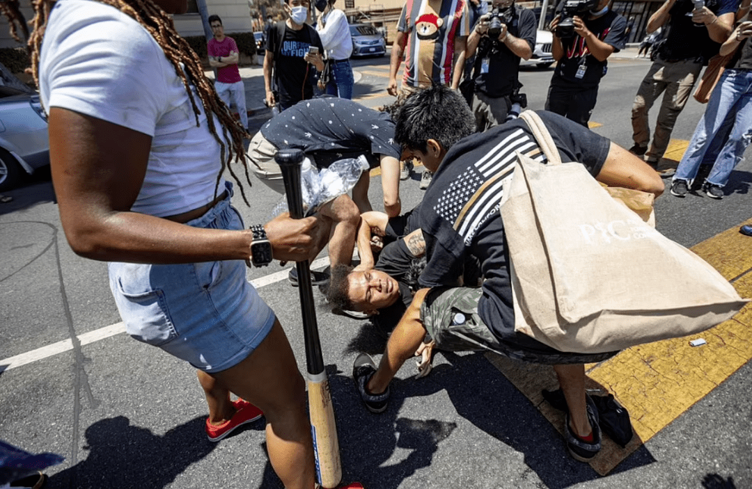 "她还有丁丁,怎么能进女洗手间!"美国再因跨性别人士事件爆发抗议!