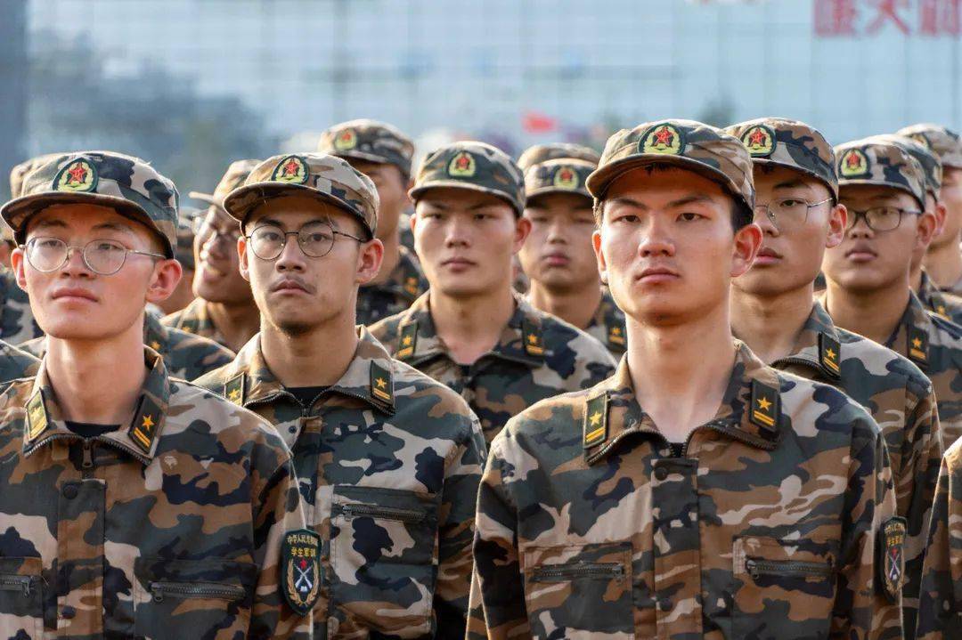 照片 高标准严要求完成训练任务 同学们认真学习动作规范 军训场上的