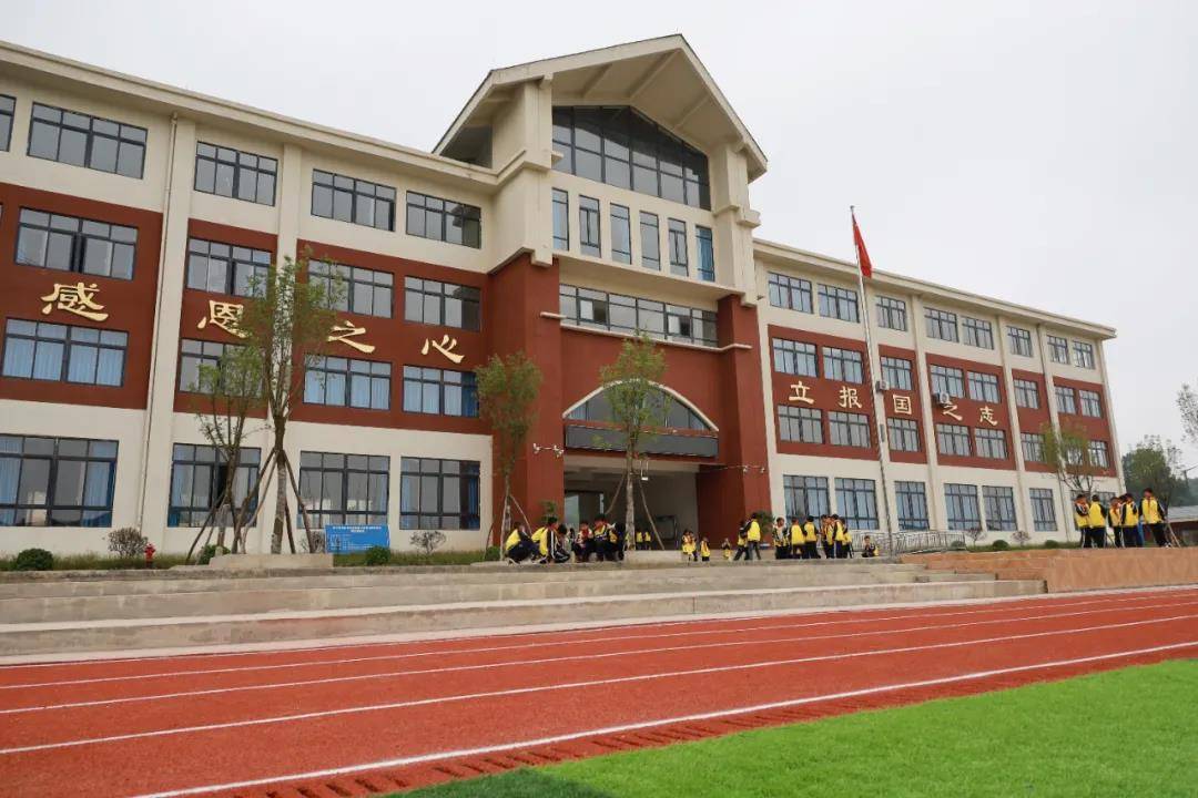 威宁:9784名易地扶贫搬迁子女"进新校 学无忧"