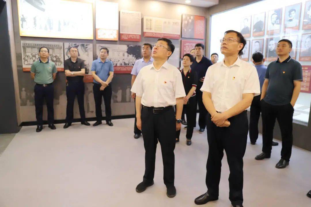 解曙光一行来我县开展学党史访旧址悟初心担使命党性教育活动