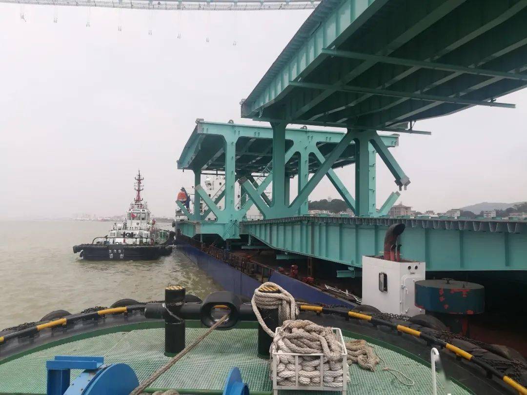 温州港拖轮助力瓯江北口大桥建设