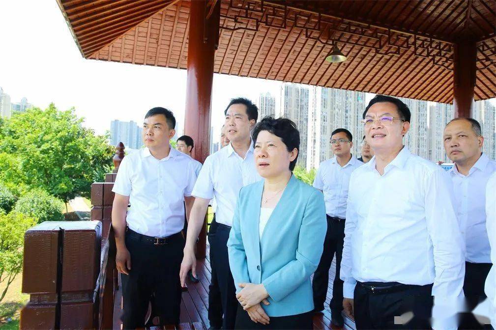 【时政要闻】在高质量发展和乡村振兴中当标杆作示范