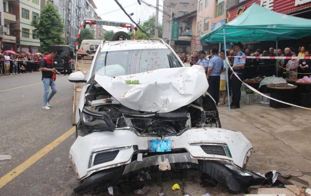 调查中发现,事发时天气为晴天,事发地段位于大竹县清水镇街道建建超市