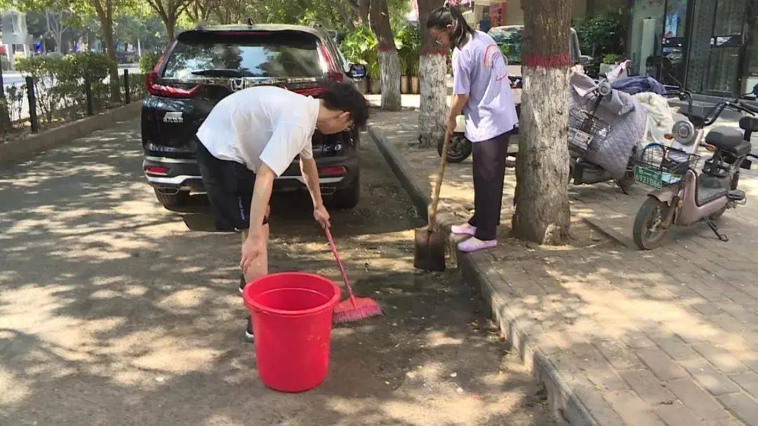 乱象!沿街乱泼乱倒泔水