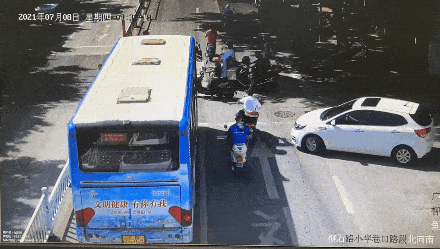 礼让车辆号牌:桂b35752