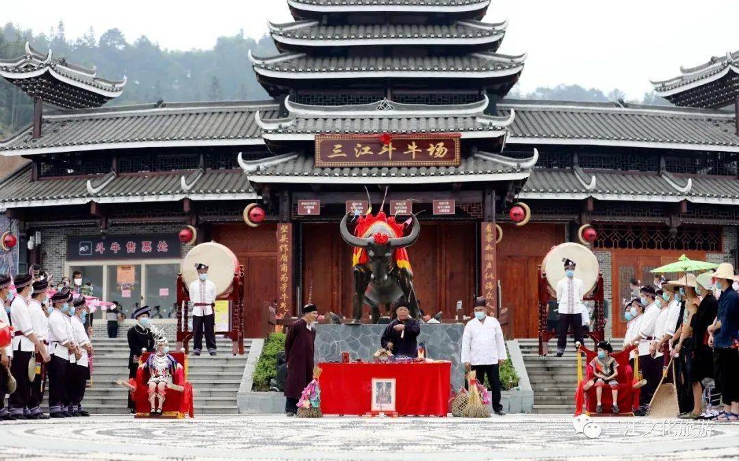 下午14:00在三江县旅游集散中心搭乘程阳八寨景区旅游专线大巴或自驾