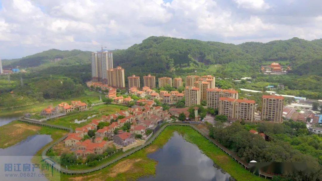 比华利山  项目地址:阳江市江城区东风四路金鸡湖畔环北路28号