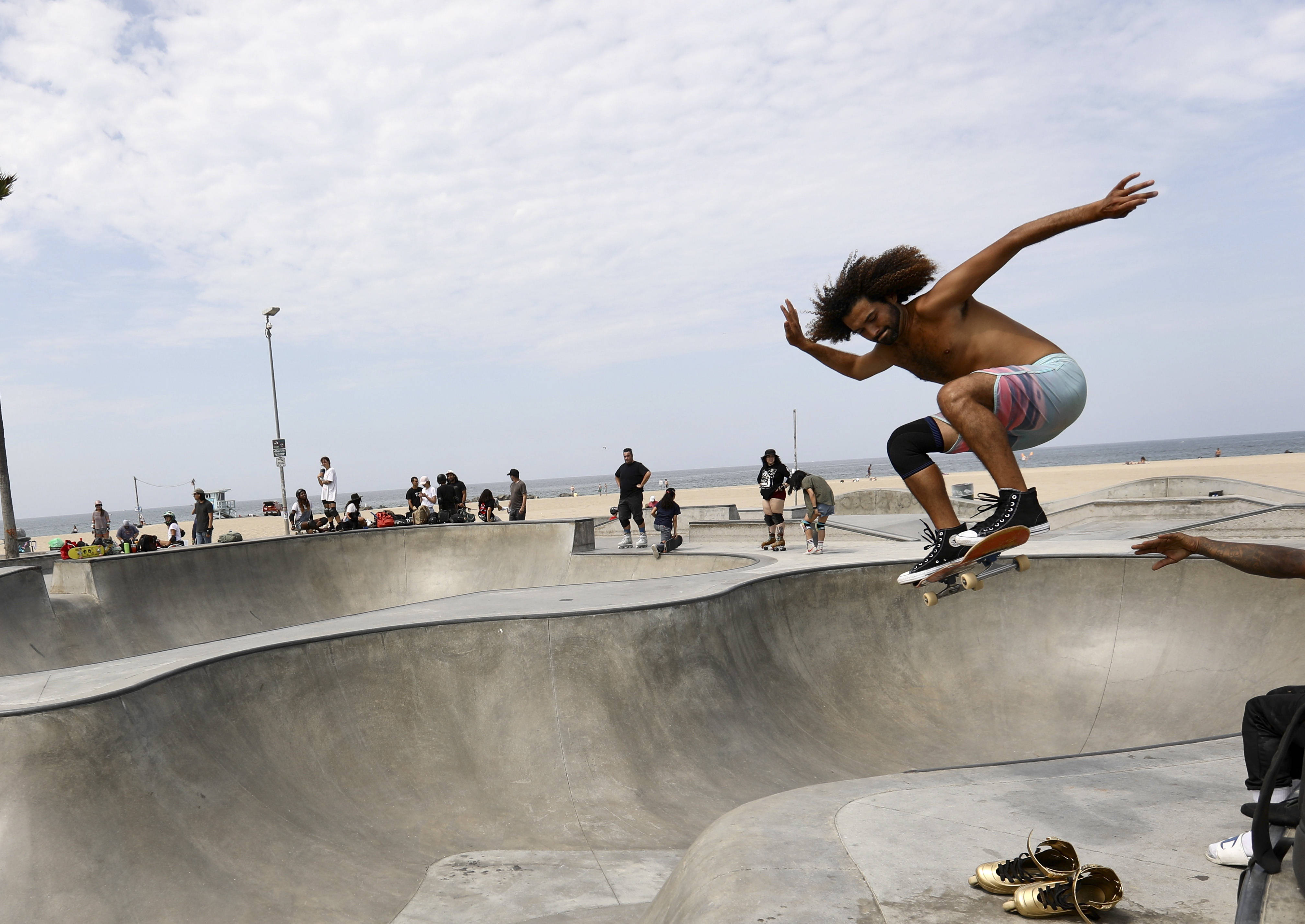 7月10日,滑板爱好者在美国加利福尼亚州洛杉矶威尼斯海滩的滑板公园