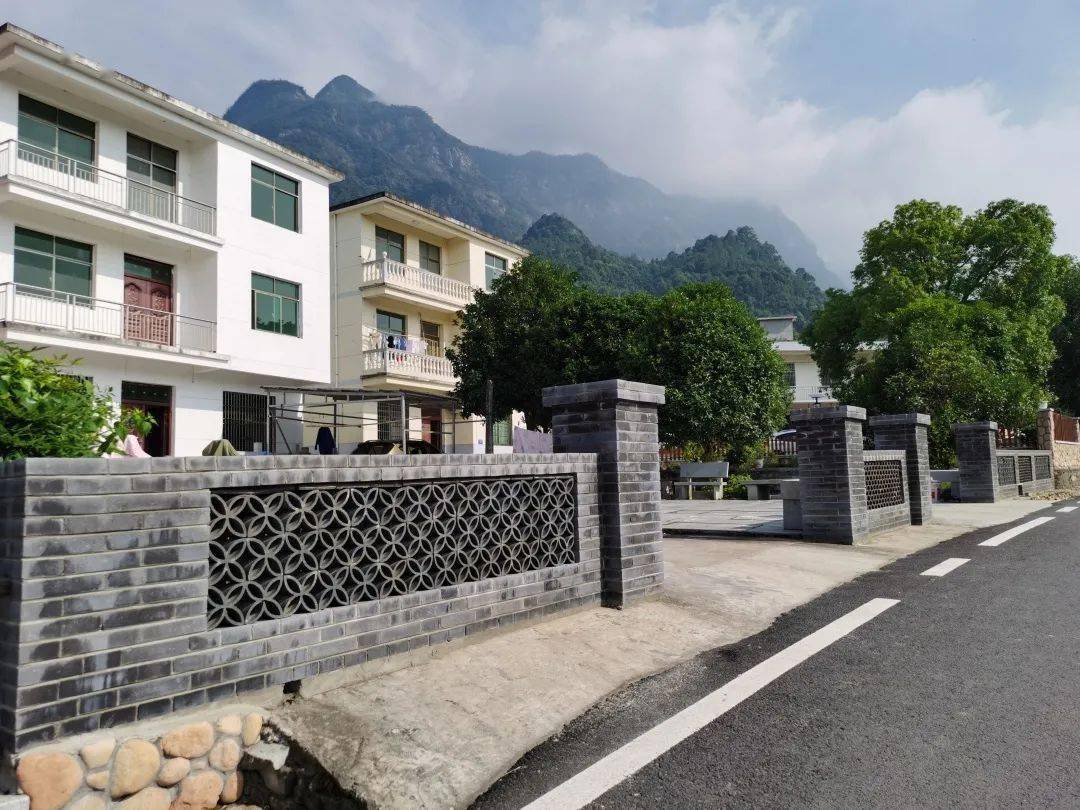 白鹿镇秀峰村饶家楞秀美乡村远眺庐山风景在山南,山南风景数秀峰.