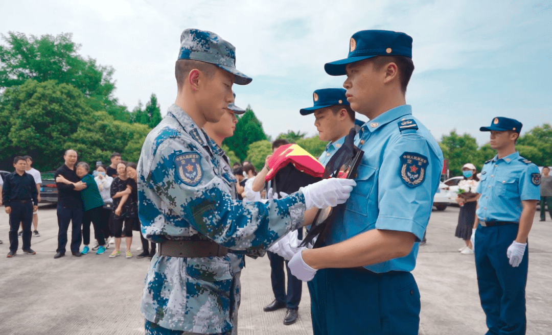 挥泪送别杨宇轩烈士回家