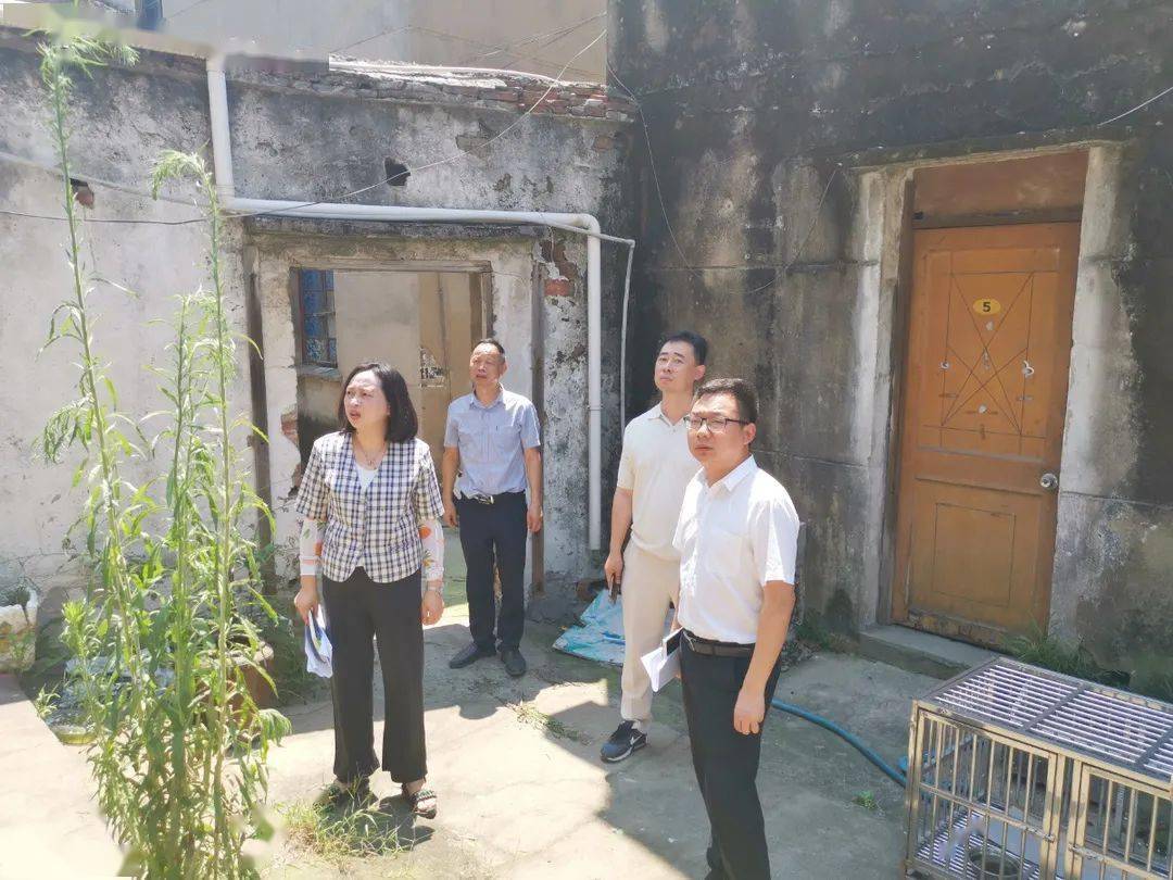 7月14日,镇领导王鹏宇,邱耀平分别带队前往七都社区,庙港社区,开展既